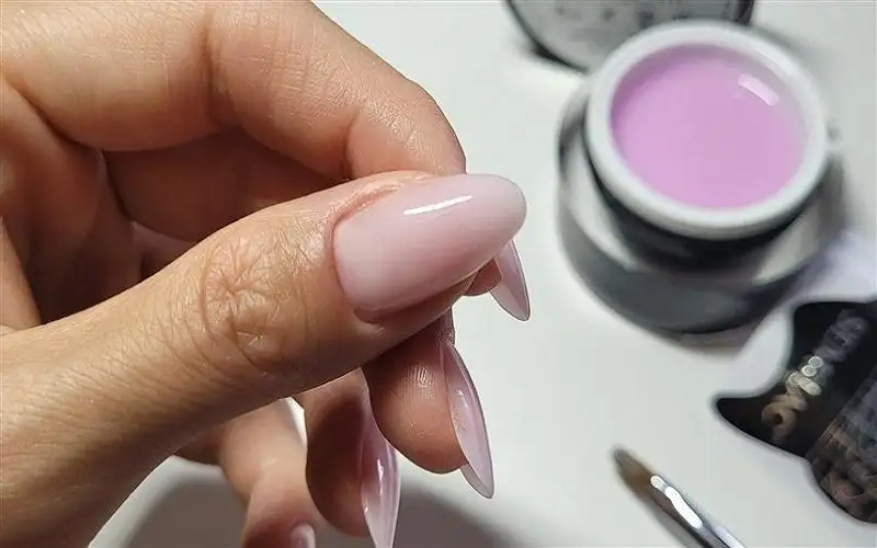 استعمال أظافر الجل جميل.. ولكن يحمل