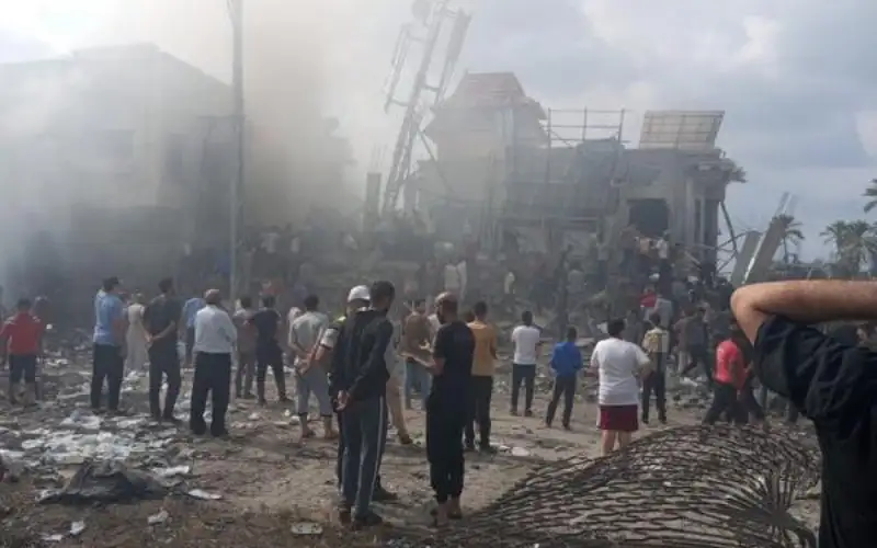 إنشاء خيام لاستقبال المصابين في غزة