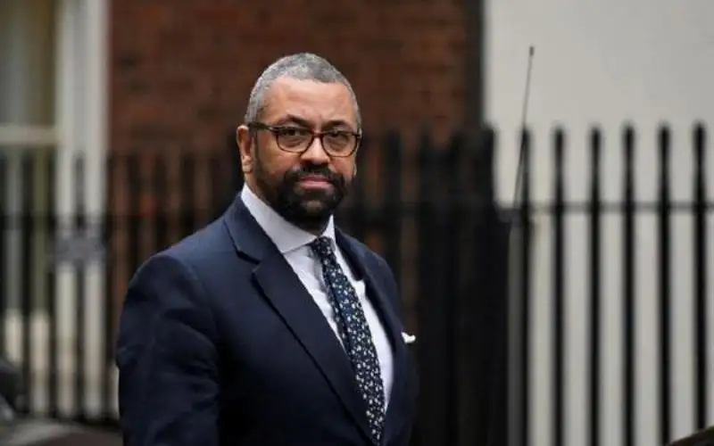 وزير خارجية بريطانيا يفر للاحتماء من