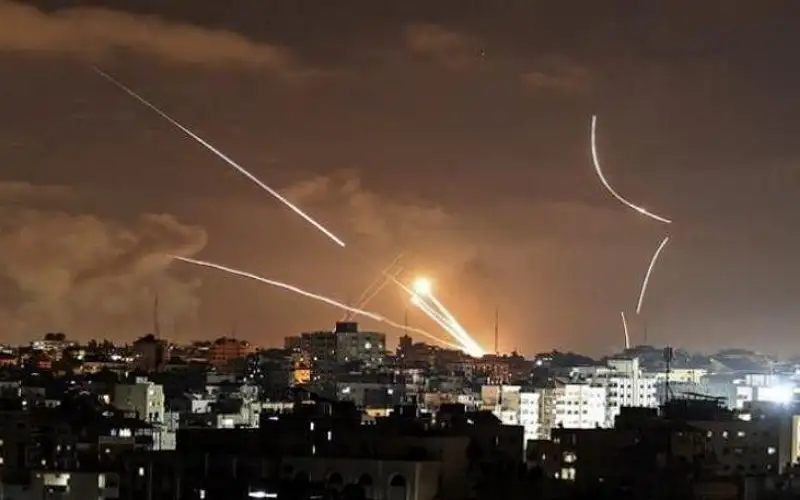 القسام تقصف تل أبيب برشقة صاروخية