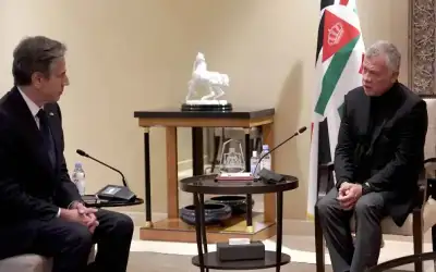 الملك يلتقي وزير الخارجية الأميركي في