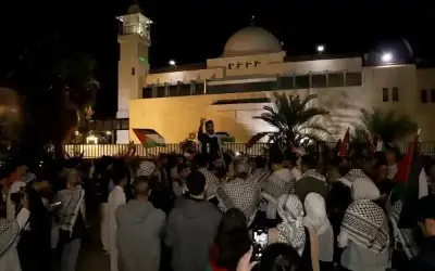 وقفة شعبية قرب سفارة الاحتلال دعما
