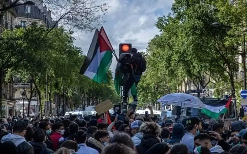 وزير الداخلية الفرنسي يحظر التظاهرات المؤيدة