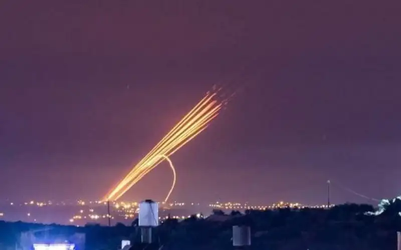 رشقات صاروخية مكثفة نحو عسقلان ومستوطنات