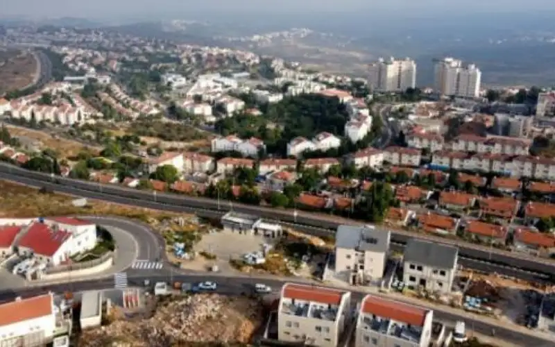 مستوطنون يعتدون على مسن فلسطيني غرب