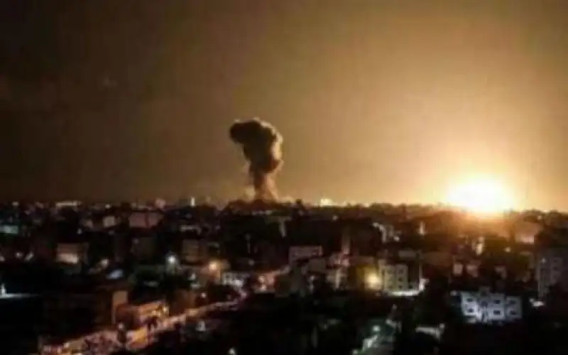 طائرات الاحتلال تشن غارات عنيفة بمحيط