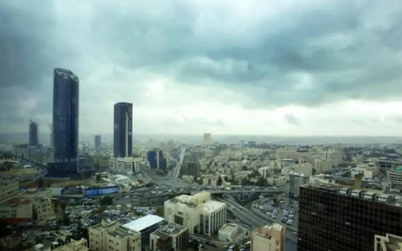 أجواء غائمة جزئيا وهطول مطري بين