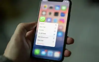 كيفية إنشاء وإرسال ملصقات AI على