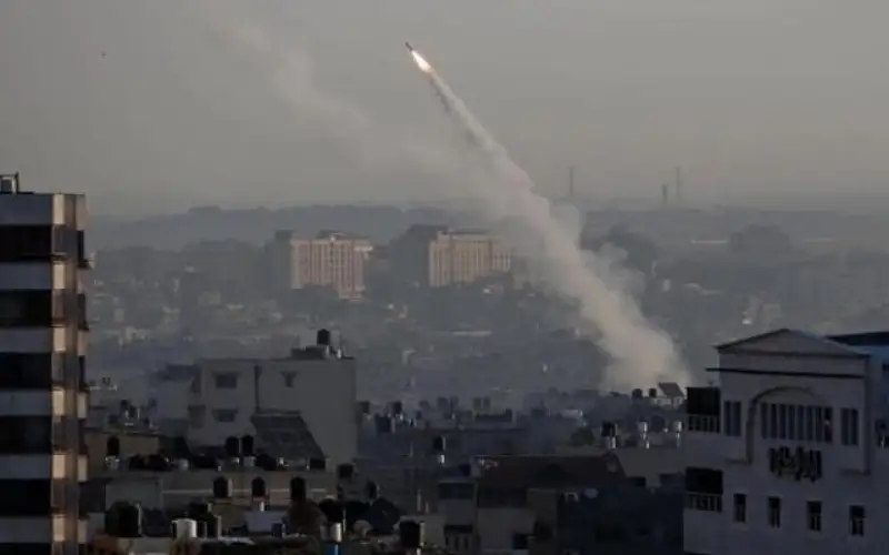 صواريخ غزة تصيب 182 مبنى بعسقلان