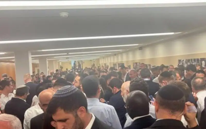 أعضاء الكنيست الإسرائيلي يفرون إلى الملاجئ