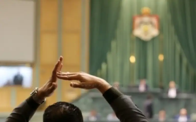 مذكرة نيابية: طرح الثقة بالحكومة إذا