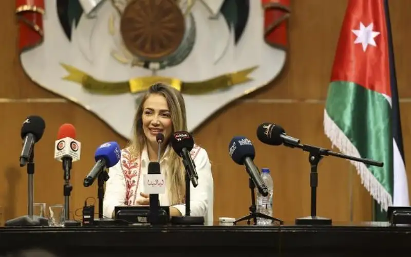 إحالة دلال أبو آمنة إلى الحبس