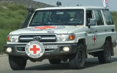 (الصليب الأحمر) ترسل مساعدات من الأردن