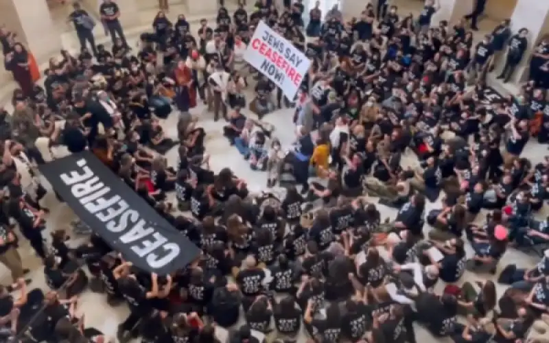 يهود أمريكيون يقتحمون الكونغرس للمطالبة بوقف