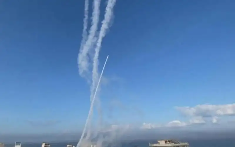 القسام توجه ضربة صاروخية تجاه عسقلان