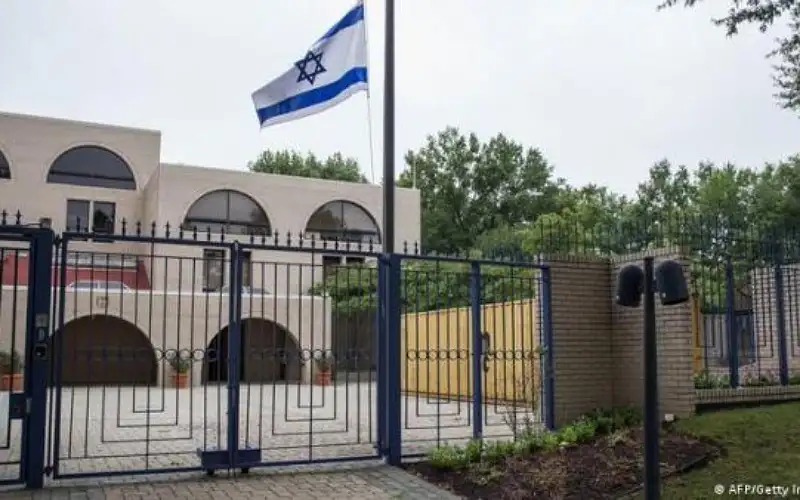 إعلام عبري: إخلاء 5 سفارات إسرائيلية