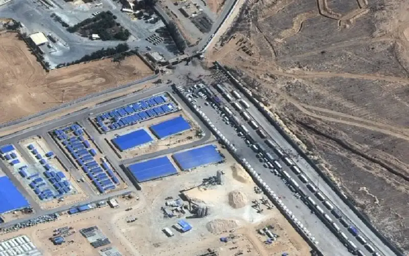 صور فضائية تظهر إكتظاظ شاحنات المساعدات