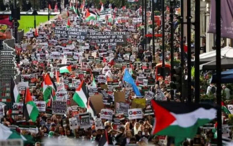 آلاف الأشخاص يتظاهرون في شوارع لندن