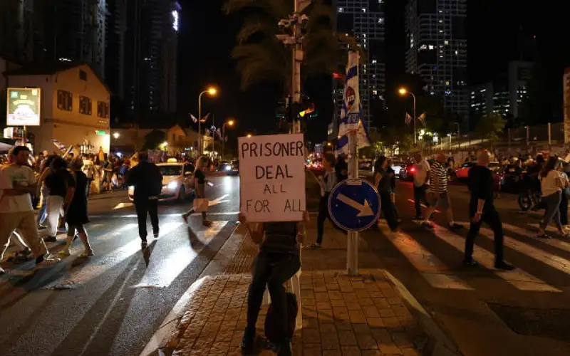 جيش الاحتلال يبلغ 212 عائلة أن