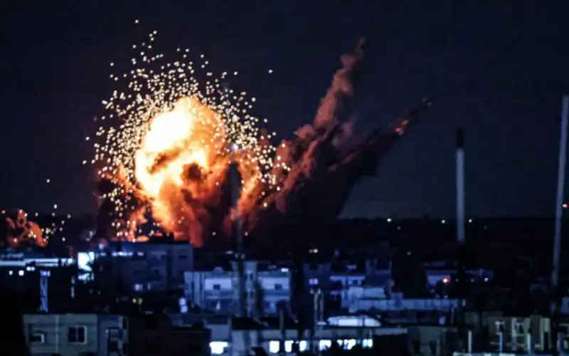 العشرات من نجوم هوليوود يطالبون بايدن