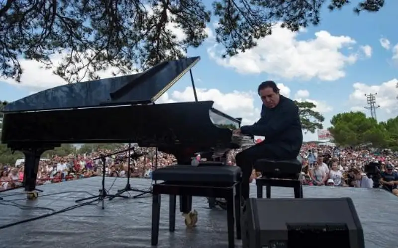 سويسرا .. معاقبة عازف بيانو تركي