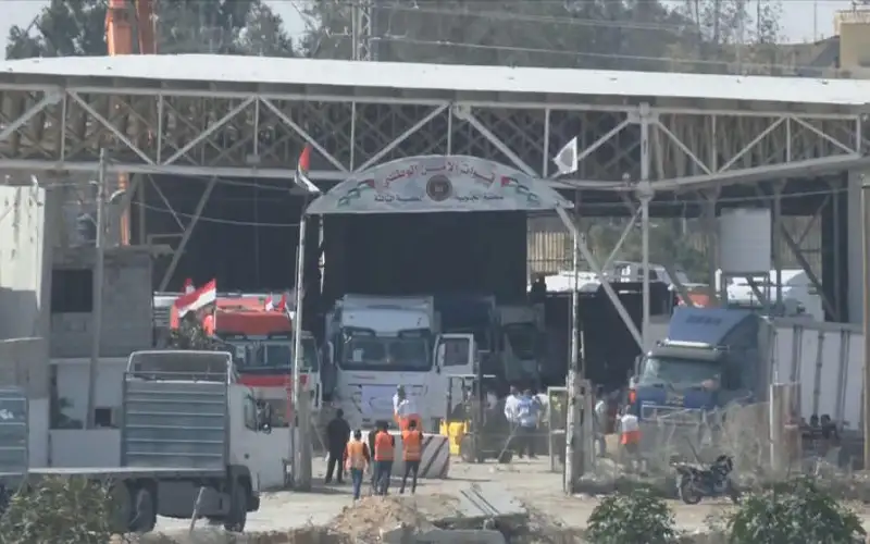 17 شاحنة مساعدات تعبر من رفح