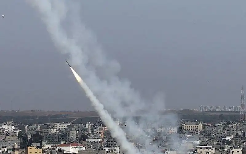 القسام توجه ضربة بعشرات الصواريخ إلى