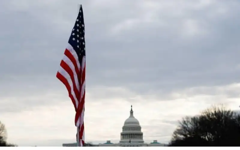 أميركا تأمر موظفيها غير الأساسيين بمغادرة