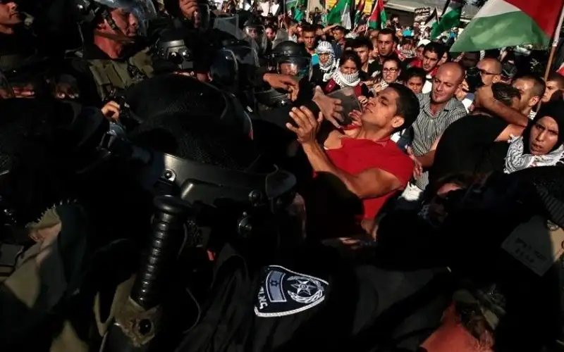 خشية اندلاع عنف داخلي.. الاحتلال يسلح