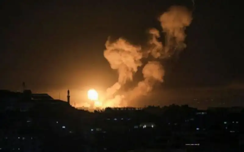 طائرات الاحتلال تقصف في محيط مجمع