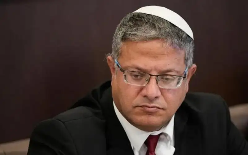 كل الأسرى مقابل المساعدات .. وزير