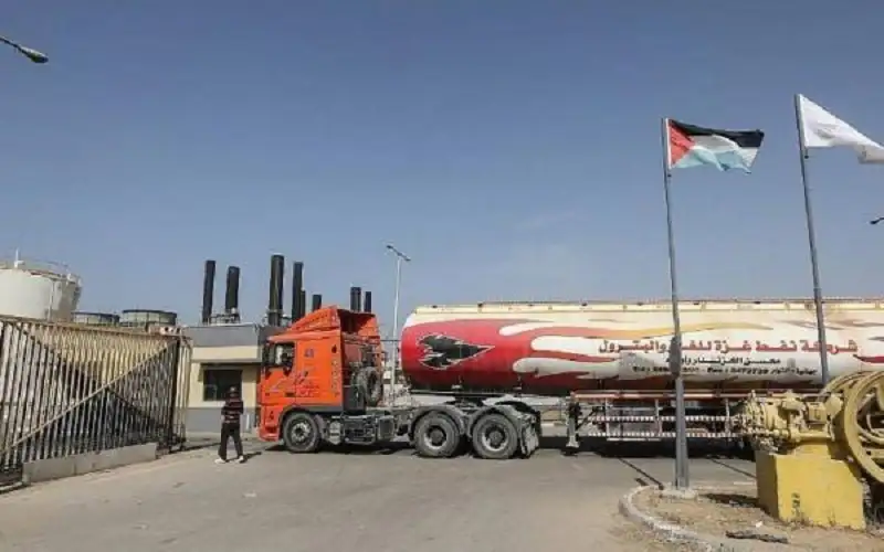 دخول أولى الشاحنات المحملة بالوقود الى