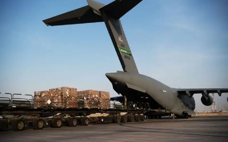 هبوط طائرة أمريكية تحمل عتادا عسكريا