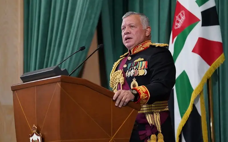 الملك يستمع إلى الرد على خطاب