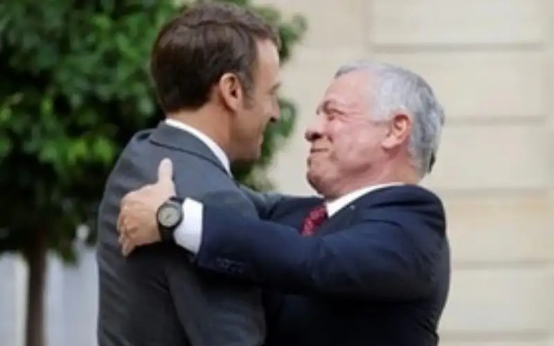 الملك يلتقي الرئيس ماكرون في عمان