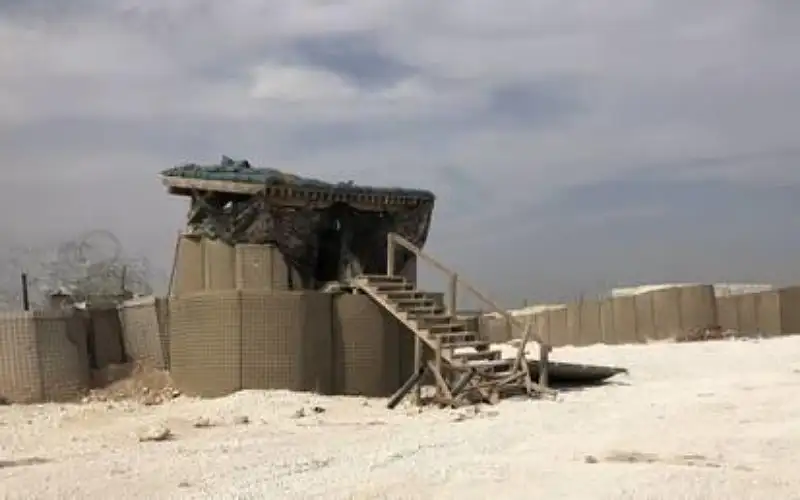 قصف صاروخي يدك القاعدة الامريكية بخراب