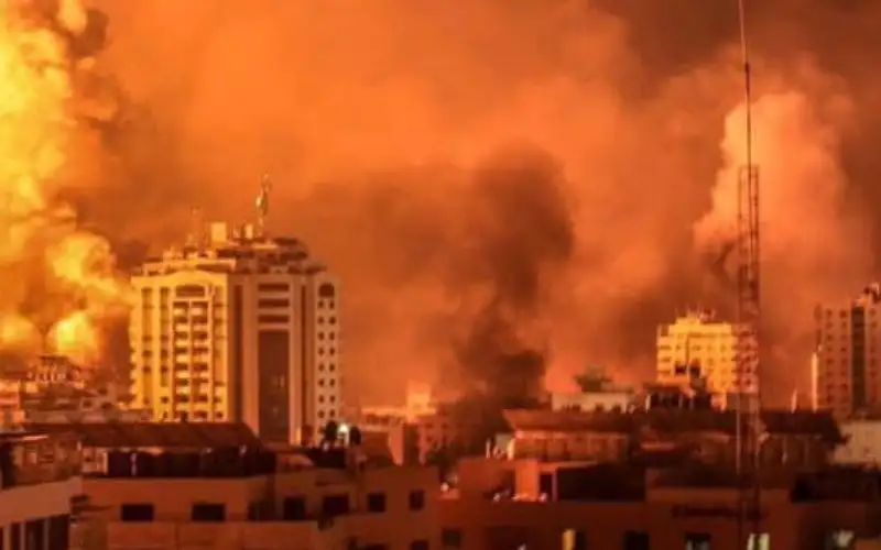 الاحتلال يطلق قنابل الفسفور الأبيض وسط