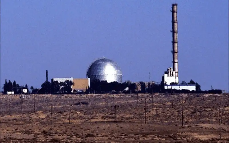 القسام تقصف ديمونا برشقة صاروخية وصفارات