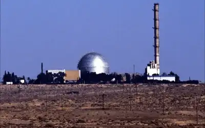 القسام تقصف ديمونا برشقة صاروخية وصفارات