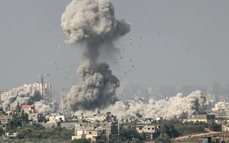 دخان أبيض يغطي سماء غزة بشكل