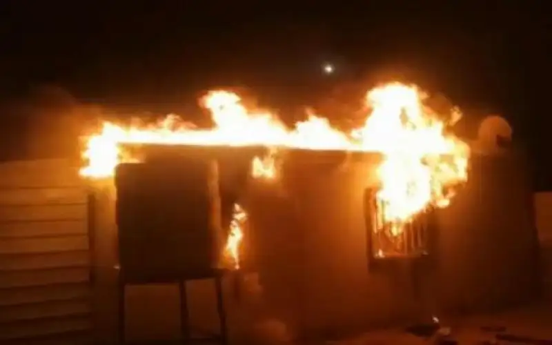 حريق يلتهم 3 كرفانات في مخيم