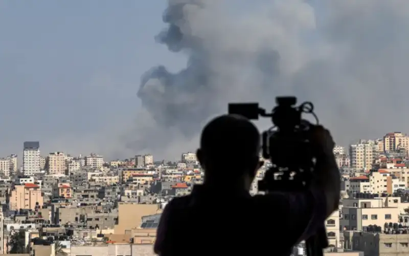 عودة الاتصالات وشبكة الإنترنت تدريجيا إلى