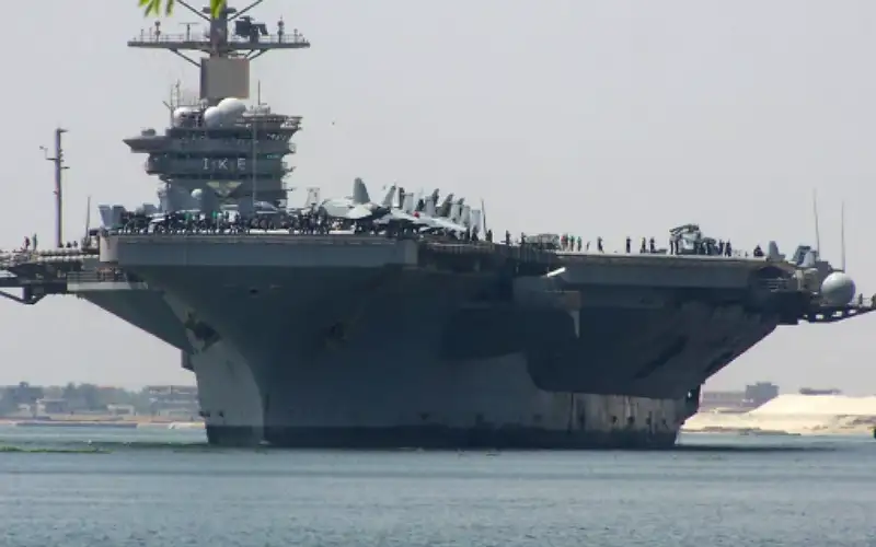 حاملة الطائرات أيزنهاور تعبر باتجاه شرق