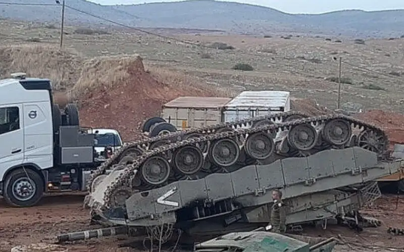 مقتل جندي وإصابة 3 آخرين بانقلاب