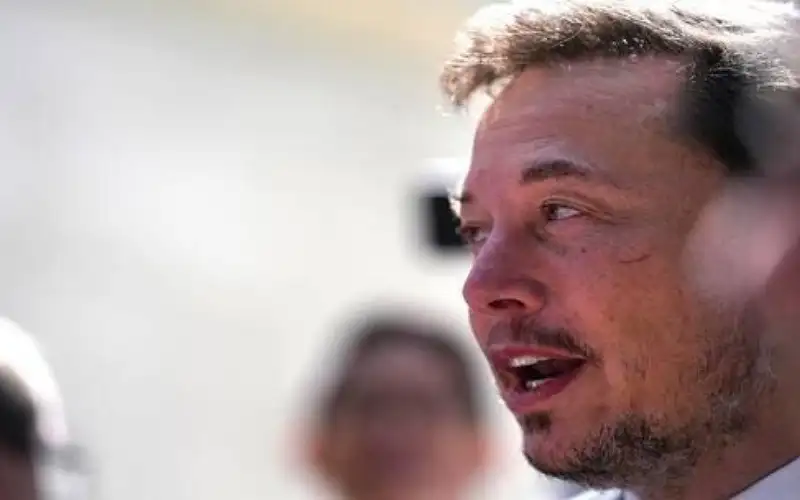 إيلون ماسك يتراجع عن تقديم الانترنت