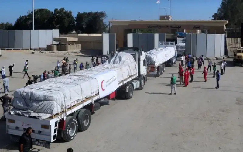 إدخال 14 شاحنة مساعدات جديدة إلى