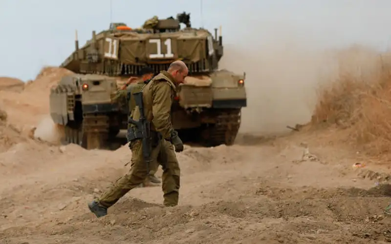 الاحتلال يلقي منشورات لأهل غزة