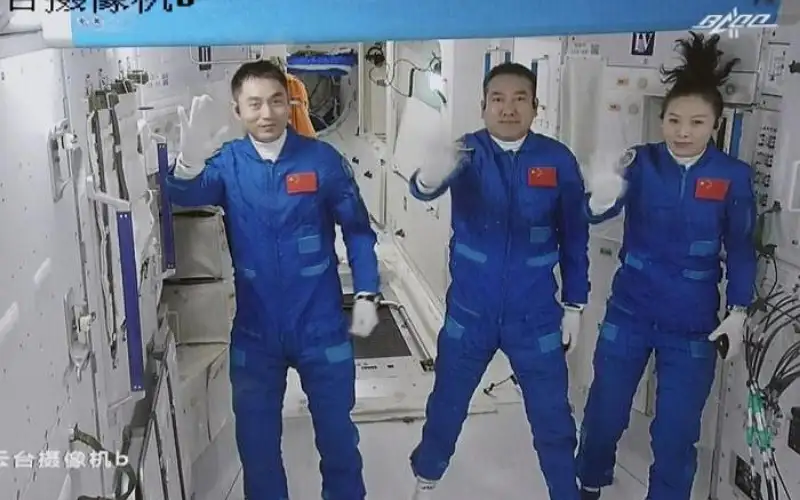 رواد فضاء صينيون يقومون بزراعة الخضراوات