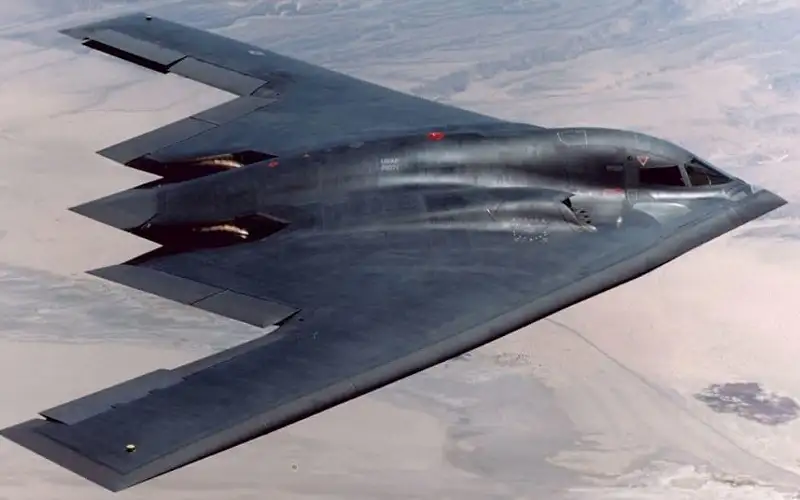 قاذفة القنابل الأمريكية B2 تحلق فوق