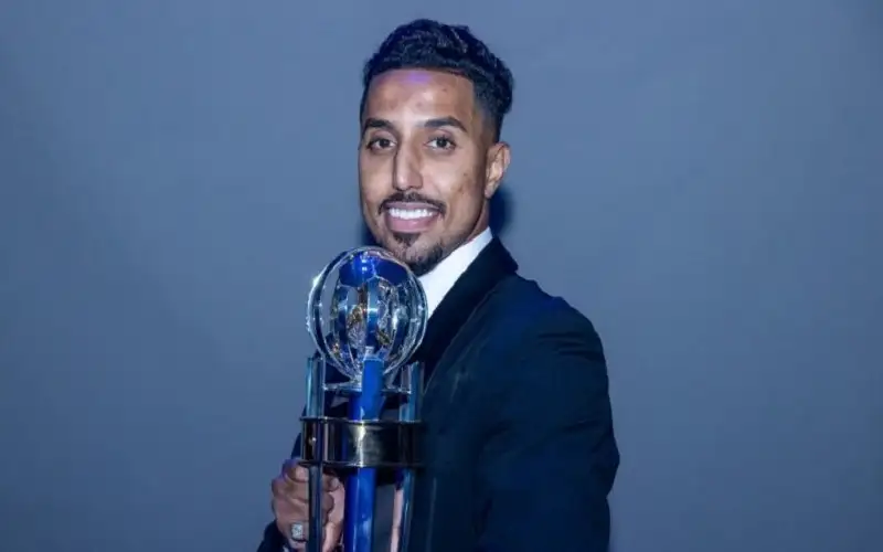 الدوسري يتوج بجائزة أفضل لاعب آسيوي